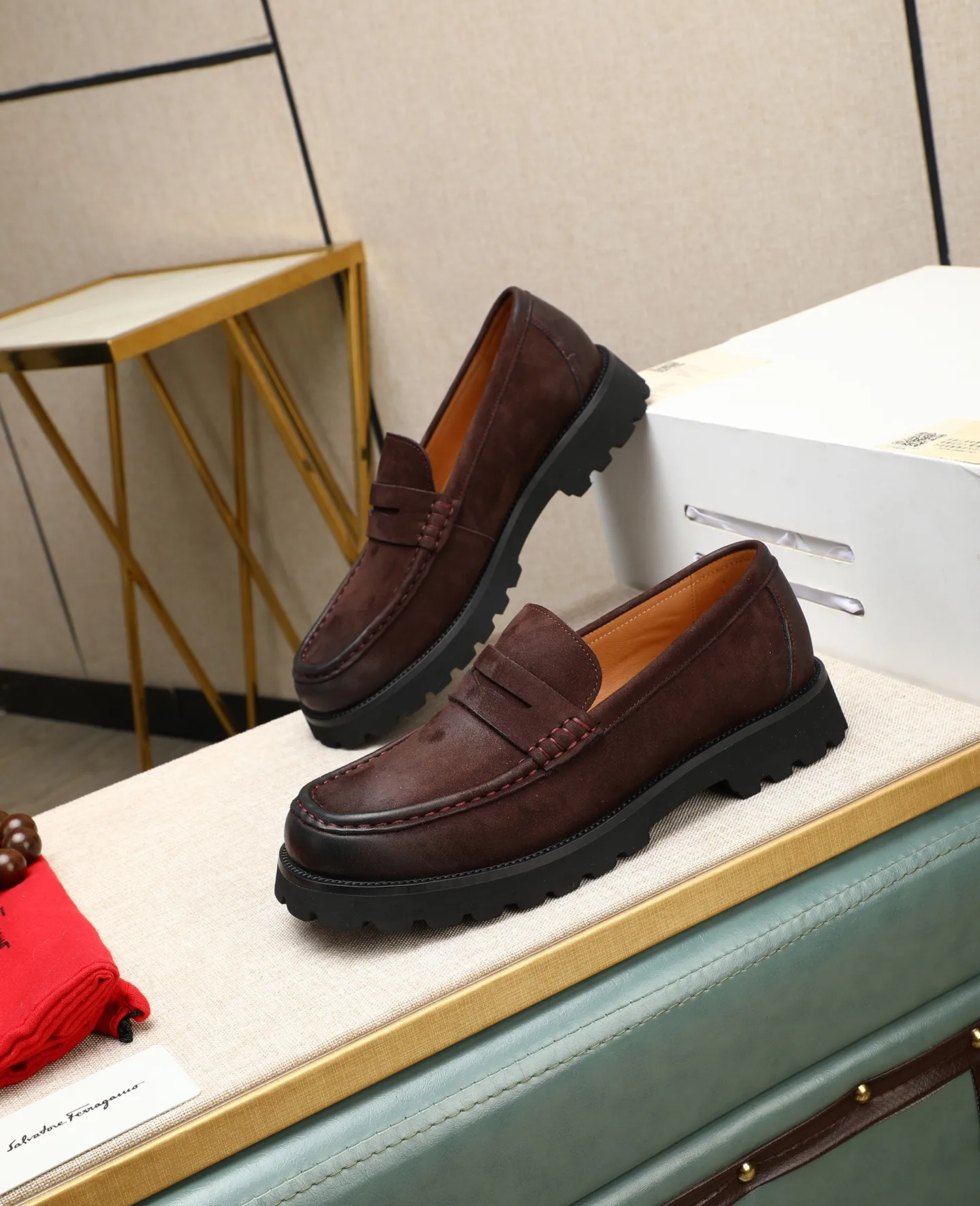 Men's shoes 💰520 📛📛(water-dyed cow lining) Salvatore Ferragamo high-end (Salvatore Ferragamo) is the world's top luxury footwear brand. It comes from the fashion kingdom of Italy. It is famous all over the world for its traditional handmade design and novel styles... 🚶🏻🚶🏻New suit shoes are on sale simultaneously at the counter. This model is purely handmade. The fabric is imported Italian calfskin➕soft water-dyed cowhide lining. Original authentic outsole🌀🌀Size: 38➖44.